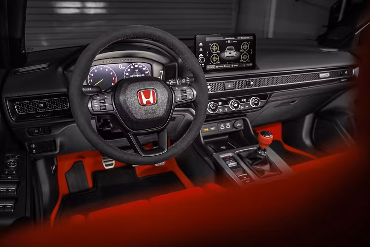 Không chỉ có động cơ mạnh hơn Honda Civic thông thường, mẫu xe này còn sở hữu ngoại hình thể thao. Được phát triển dựa trên Civic Hatchback, xe đi kèm đèn LED từ trước ra sau, đèn pha tự động bật/tắt, khe gió trên nắp ca-pô, gương chiếu hậu gập điện/chỉnh điện/tích hợp đèn báo rẽ LED, vành hợp kim 19 inch, 3 ống xả và cánh lướt gió sau.