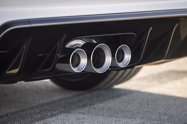 Ngoài ra, xe còn có 4 chế độ lái, bao gồm Comfort, Sport, Individual và +R. Theo hãng Honda, phiên bản hiệu suất cao của Civic tiêu thụ lượng xăng cụ thể là 11,6 lít/100 km trong đô thị, 6,8 lít/100 km ngoài đô thị và 8,6 lít/100 km đường kết hợp.