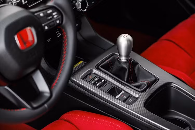 Như vậy, so với xe ở Nhật Bản, giá xe Honda Civic Type R 2023 tại Việt Nam đắt hơn gấp 3 lần. Mẫu xe này ở Nhật Bản có giá khởi điểm từ 4.997.300 Yên (khoảng 820 triệu đồng). Điểm nhấn đáng chú ý nhất của Honda Civic Type R 2023 chính là khối động cơ bên dưới nắp ca-pô.