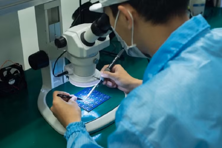 Surface Mount Technology là ngành điện tử với công nghệ bo mạch, còn được gọi là dán bề mặt. Công nghệ chính được sử dụng để lắp ráp bo mạch trong sản xuất thiết bị điện tử.