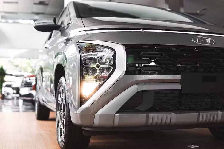 Nói cách khác, quyết định sử dụng phanh tay chỉnh cơ là kết quả nghiên cứu của hãng Hyundai trước khi tung Stargazer ra thị trường Indonesia. "Trong giai đoạn đầu phát triển, các nhà thiết kế và kỹ sư của chúng tôi đã cân nhắc nhiều khía cạnh. Ví dụ như phong cách sống của người dùng trong phân khúc này hay đặc trưng của xe MPV giá rẻ đều được cân nhắc từng thứ một", ông Bonar giải thích.
