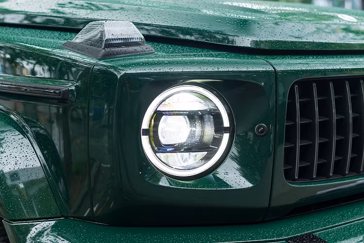 Deep Green cho Mercedes-AMG G63 là tuỳ chọn màu sắc do bộ phận cá nhân hoá G manufaktur phát triển và có giá 6.500 USD (khoảng 150 triệu đồng). Đặc biệt hơn, theo chia sẻ của đơn vị nhập khẩu, khá ít những chiếc G63 trên thế giới sở hữu màu sơn ngoại thất này. Để tạo tương phản, ngoại thất còn có gói tuỳ chọn AMG Night Package với nhiều chi tiết được sơn màu đen như logo, lưới tản nhiệt, dòng chữ sau đuôi xe,…