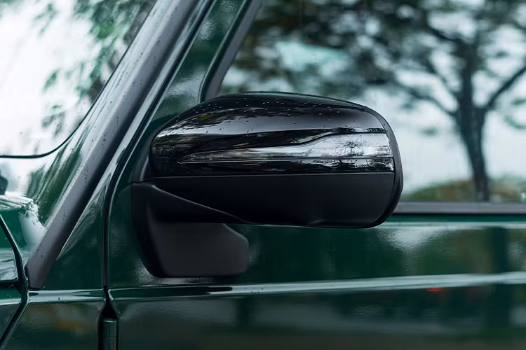 Các tiện ích ghế ngồi gồm chỉnh điện tích hợp làm mát/sưởi và ghi nhớ 3 vị trí. Hàng ghế sau sở hữu một bệ tỳ tay kết hợp cùng khay để cốc.