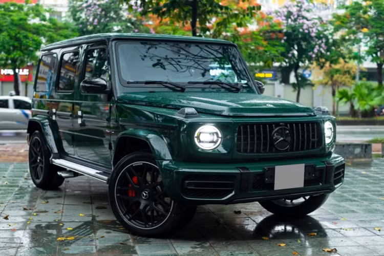 Chiếc Mercedes-AMG G63 màu sơn Deep Green do một đại lý kinh doanh xe sang tại Hà Nội đưa về. Tại Việt Nam, số lượng xe G 63 đang ngày một phổ biến, nên những chiếc xe sở hữu màu sơn hoặc các trang bị đặc biệt bắt đầu được người tiêu dùng trong nước săn đón.