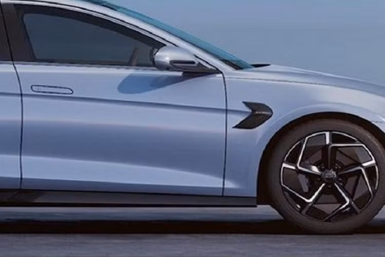 Performance là tên của phiên bản cao cấp nhất với giá 289.800 nhân dân tệ (1 tỷ đồng), và nó có bổ sung thêm một mô tơ điện 215 mã lực ở trục trước, tạo thành hệ dẫn động 4WD. Bộ pin vẫn là 82,56 kWh, nhưng chỉ cung cấp phạm vi hoạt động 650 km vì bản Performance có trọng lượng nặng hơn cũng như công suất mạnh hơn.