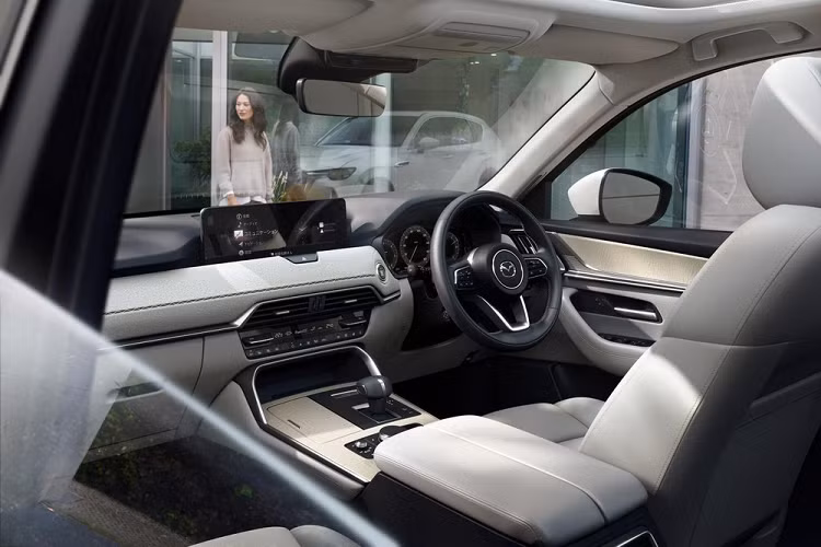 Hệ truyền động PHEV của Mazda CX-60 2022 bao gồm máy xăng Skyactiv-G 4 xi-lanh, hút khí tự nhiên, dung tích 2.5L, 1 mô-tơ điện, cụm pin lithium-ion và hệ dẫn động 4 bánh toàn thời gian i-Activ. Hệ truyền động này tạo ra công suất tổng cộng 319 mã lực tại tua máy 6.000 vòng/phút và mô-men xoắn cực đại 500 Nm tại tua máy 4.000 vòng/phút. Động cơ thứ hai của Mazda CX-60 2022 tại Nhật Bản là máy xăng SkyActiv-G 4 xi-lanh, dung tích 2.5L, sản sinh công suất tối đa 185 mã lực tại tua máy 6.000 vòng/phút và mô-men xoắn cực đại 250 Nm tại tua máy 3.000 vòng/phút. Đây cũng là động cơ hiện đang được dùng cho Mazda CX-5 tại thị trường Nhật Bản.