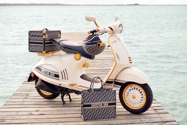 Ngay tuần đầu tiên, các chủ xe mua bán trao tay Vespa 946 Christian Dior đã lãi 200-300 triệu đồng. Sang đến khoảng tuần thứ hai của tháng 3, giá xe Vespa 946 Christian Dior đã lên tới 1,2 tỷ đồng, sau đó là loanh quanh trong mức 1,5 – 1,8 tỷ đồng.