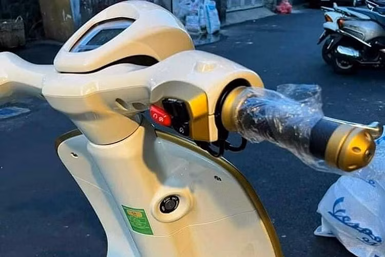 Về cơ bản, Vespa 946 không phải là chiếc xe dành cho số đông, đây là sản phẩm để Vespa khẳng định tên tuổi cũng như phong cách thiết kế đậm chất Italy. Mẫu xe tay ga này sử dụng khung xe liền khối đặc trưng Vespa, phần thân được làm bằng thép nguyên khối.