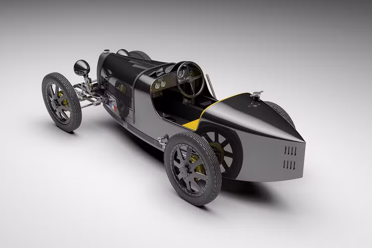 Nhưng đúng như tên gọi, tiểu Bugatti hiên bản Carbon có một số chi tiết carbon thông minh có thể nhìn thấy trên bộ tản nhiệt và lưới tản nhiệt, bảng điều khiển, các tấm ốp nội thất, giá treo gương và ở giữa vô lăng bằng gỗ màu đen.