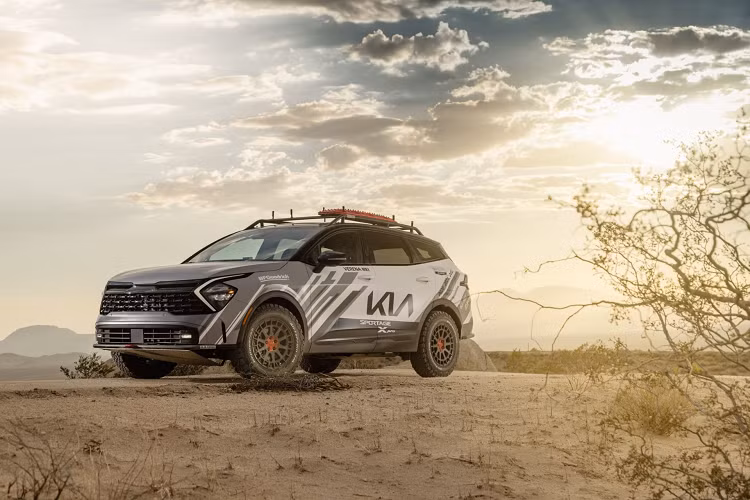Chiếc xe đua mới được phát triển dựa trên chiếc Kia Sportage X-Pro đời 2023 vì đây là phiên bản có trang trí Off-road nguyên bản đẹp nhất, ấn tượng nhất của dòng xe Sportage.