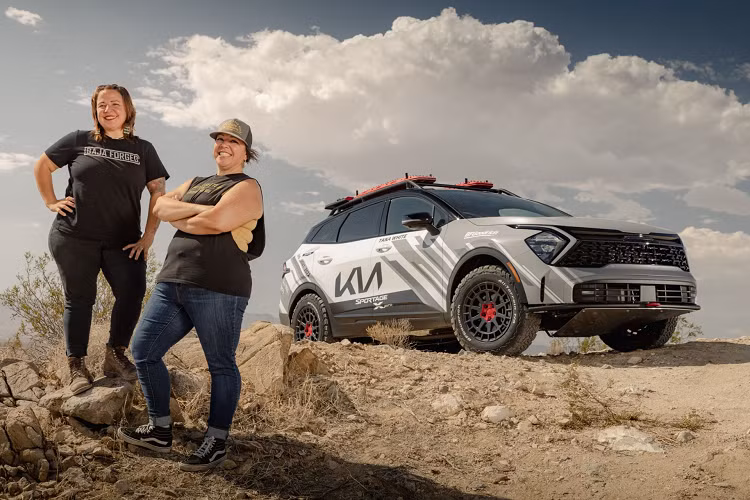 Theressa Contreras và Sara Morosan, chủ sở hữu của LGE-CTS Motorsports và Baja Forged đã giúp phát triển chiếc xe việt dã ấn tượng này.
