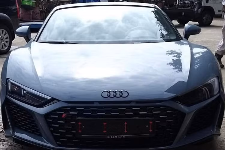 Nhìn bên ngoài siêu xe Audi R8 V10 Spyder 2021 có thể thấy sự khác biệt ở thiết kế đèn pha, lưới tản nhiệt, đèn hậu, khuếch tán gió và cuối cùng là bộ mâm 5 chấu kép sơn 2 tông màu tương phản. Bên trong khoang lái siêu xe mui trần Audi R8 V10 Spyder 2021 có nội thất bọc da màu tối cùng các chi tiết carbon.