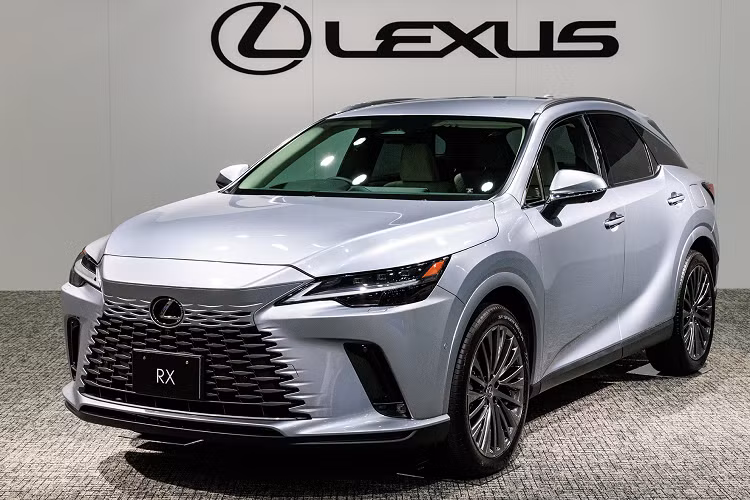 Trong khi đó, RX 500h F Sport Performance sử dụng động cơ xăng tăng áp 2.4L 4 xi-lanh, hộp số tự động 6 cấp, kết hợp mô-tơ điện, cho công suất 367 mã lực và mô-men xoắn cực đại 550Nm. Xe chỉ cần 5,9 giây để tăng tốc từ 0 - 96 km/h.