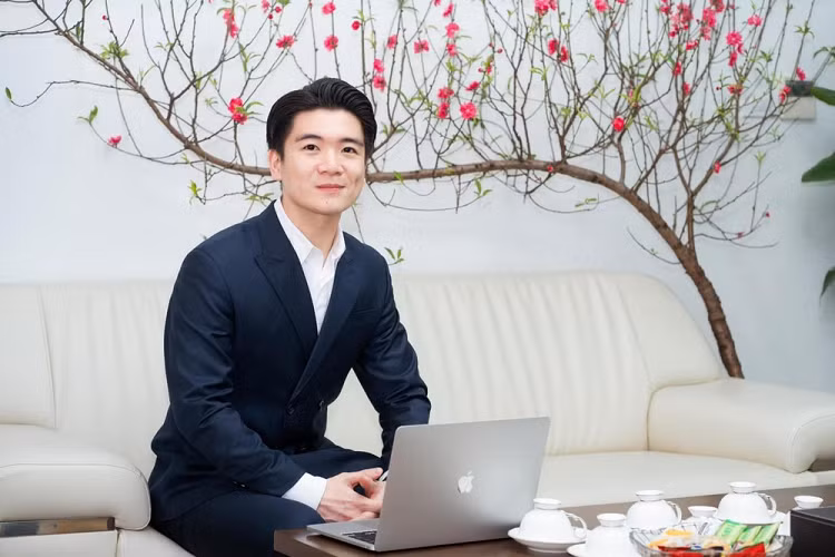 Tất nhiên, đây là giá bán chưa bao gồm chi phí ra biển số, vì thế, nếu đăng ký biển Hà Nội, Quang Vinh phải chi ra số tiền không dưới 9,1 tỷ đồng cho xe Lexus LM 350. Ngoài bản 4 chỗ ngồi, Lexus LM 350 chính hãng còn được bán ra với bản 7 chỗ có giá chỉ 6,8 tỷ đồng.