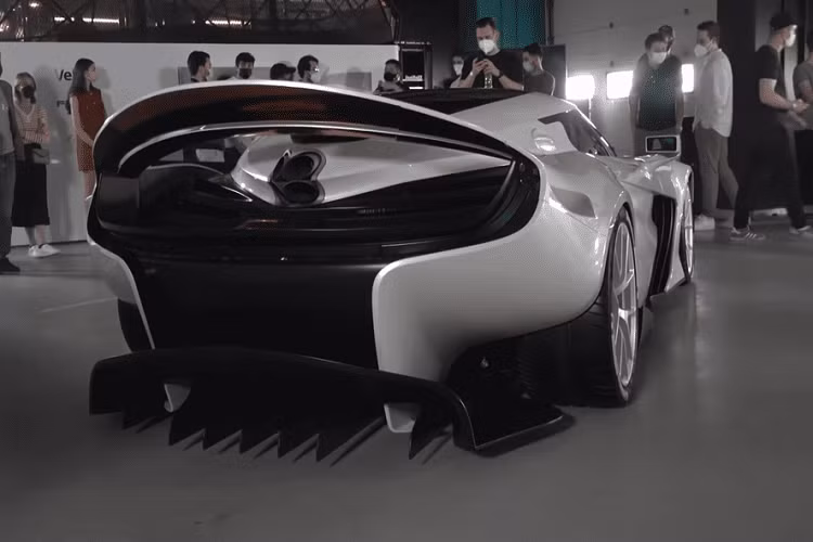 Đối với những người am hiểu motorsport và Ferrari, họ có lẽ sẽ nhận ra cái tên “Veloqx” khi đây là tên của một đội đua xe từng chiến thắng giải 12 Giờ Sebring năm 2004, và về nhì tại 24 Giờ Le Mans với một chiếc R8.
