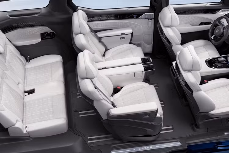 Bên trong Zeekr 009 là không gian nội thất 3 hàng ghế bọc da Nappa mềm mại với 6 chỗ ngồi.