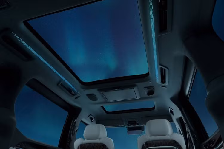 Trên trần xe của Zeekr 009, ngoài cửa sổ trời toàn cảnh Panorama còn có 2 dải đèn viền LED