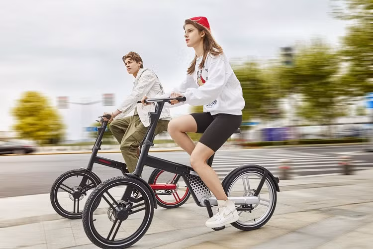 Với hỗ trợ bàn đạp 5 tốc độ, xe có thể đạt tốc độ tiêu chuẩn là 25 km/h. Về mặt biện pháp an toàn, Honbike đi kèm với một cảm biến độ nghiêng tích hợp trong để tắt mô tơ nếu xe nghiêng quá 30 độ. Tính năng này mang lại khả năng kiểm soát tốt hơn cho người lái và giảm nguy cơ ngã. Ở thị trường Mỹ, giá xe Honbike Pro sẽ có mức bán ra từ 2.100 USD (tương đương 47,6 triệu đồng).