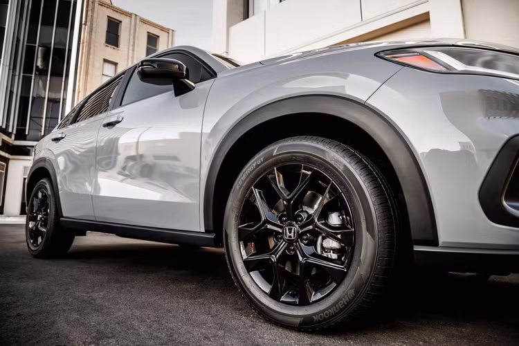 Ở bên sườn, mẫu SUV này có đường gân kéo dài từ chắn bùn trước đến đèn hậu và 4 tay nắm đều nằm trên cửa. Trong khi đó, ở Honda HR-V thế hệ cũ, tay nắm cửa sau được đặt trên cột C. Với phiên bản LX và EX-L, mẫu xe này sẽ được trang bị vành 17 inch. Riêng phiên bản Sport dùng vành 18 inch sơn màu đen bóng.
