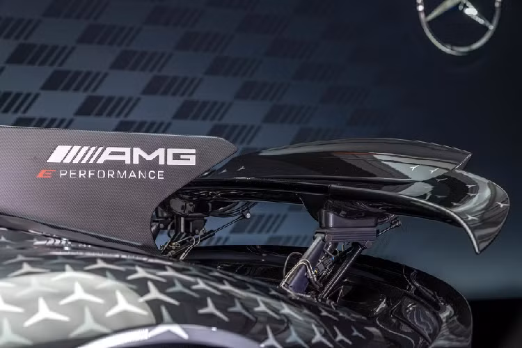 Hệ thống dẫn động 4 bánh AMG Performance 4MATIC có khả năng biến thiên độc lập từng bánh theo điều kiện mặt đường.