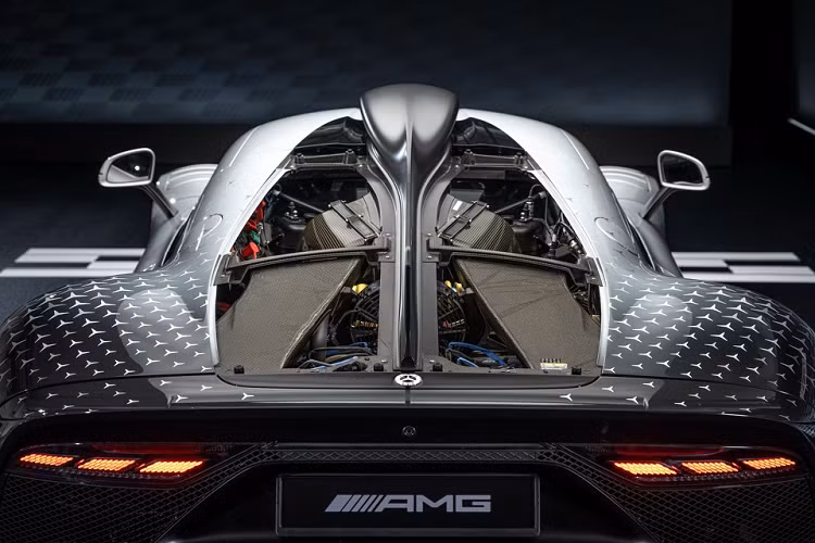 Giá xe Mercedes-AMG ONE bản sản xuất khởi điểm khoảng 2,72 triệu USD và chỉ có 275 chiếc được sản xuất. Mẫu siêu xe này sẽ được trưng bày tại Goodwood Festival vào cuối tháng 6 này.