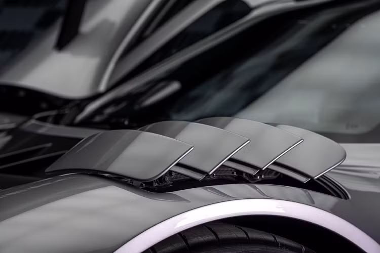 Người lái có thể điều chỉnh hệ thống treo với 3 mức: Comfort, Sport và Sport . Cầu trước và sau có thể hạ thấp lần lượt 37 mm và 30 mm, giúp tăng tính khí động học. Xe có 6 chế độ lái gồm Race Safe, Race, EV, Race Plus, Strat 2 và Individual. Tính năng RACE START giúp AMG ONE có khả năng tăng tốc từ 0 lên 100 km/h trong 2,9 giây.