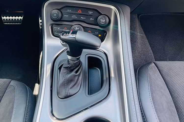 Xe có điều hòa tự động, sấy kính, nút bấm khởi động, chìa khóa thông minh, loa Alpine, đèn pha tự động… Ngoài ra, Dodge Challenger 2021 được đánh giá là chiếc xe thể thao an toàn với nhiều công nghệ tiên tiến như: phanh ABS/BA/EBD, cảnh báo chệch làn đường và hỗ trợ giữ làn, cảnh báo điểm mù, cảnh báo va chạm thông qua radar, ga tự động thích ứng, camera/cảm biến lùi…