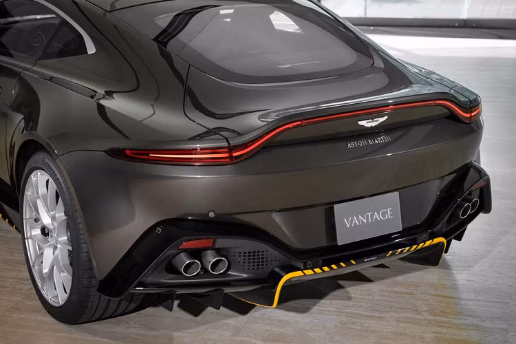 Sức mạnh trên sẽ giúp phiên bản giới hạn của Aston Martin Vantage kết hợp với hộp số tự động ZF 8 cấp và hệ dẫn động cầu sau, nhờ đó, chiếc xe này có khả năng tăng tốc từ vị trí xuất phát lên 100 km/h chỉ trong thời gian 3,6 giây. Aston Martin Vantage 007 Edition đạt vận tốc tối đa 314 km/h.