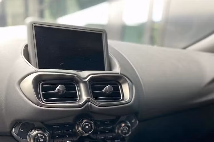 Hiện chưa rõ mức giá xe Aston Martin Vantage 007 Edition đầu tiên về Việt Nam, chỉ biết rằng giá xe Aston Martin Vantage trong nước từ 15 tỷ đồng chưa bao gồm tùy chọn thêm. Tại thị trường nước ngoài, phiên bản giới hạn Aston Martin Vantage 007 Edition sẽ có giá khởi điểm 161.000 Bảng Anh, tương đương 4,9 tỷ đồng, đắt hơn gần 600 triệu đồng so với bản tiêu chuẩn.