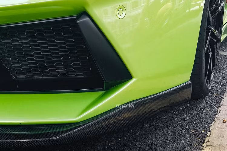 Các chi tiết đáng chú ý khác của Mercedes-AMG GT S gồm cửa sổ trời siêu rộng chạy dọc mui xe, cản sau tích hợp chụp ống xả kép mạ chrome và cánh gió phía sau sẽ tự động bật lên để tăng lực ép xuống mặt đường ở tốc độ cao hoặc lái xe cũng có thể chủ động bật cánh gió này bằng một nút nhấn.
