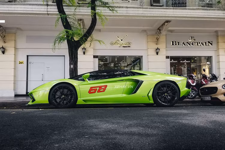 Aventador LP700-4 Roadster sử dụng động cơ V12, dung tích 6.5 lít, sản sinh công suất tối đa 700 mã lực tại vòng tua máy 8.250 vòng/phút và mô-men xoắn cực đại 690 Nm tại vòng tua máy 5.500 vòng/phút. Sức mạnh được truyền tới cả bốn bánh thông qua hộp số tự động 7 cấp ISR, nhờ đó, xe có thể tăng tốc từ vị trí xuất phát lên 100 km/h trong thời gian 2,9 giây trước khi đạt vận tốc tối đa 349 km/h.