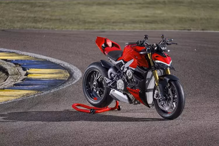 Tại Mỹ, Ducati Streetfighter V4 2023 có giá khởi điểm 22.454 USD (khoảng 557 triệu đồng) cho bản tiêu chuẩn, V4 S có giá từ 25.677 USD (khoảng 637 triệu đồng) và bản cao nhất V4 SP được bán với giá từ 34.565 USD (khoảng 858 triệu đồng). Streetfighter V4 và V4 S sẽ được giao hàng từ tháng 1/2023, phiên bản V4 SP phải đợi đến tháng 3/2023.