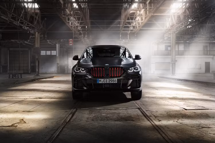 Điểm đáng chú ý đầu tiên trên BMW X6 Black Vermillion Edition mới là màu ngoại thất đen ánh kim BMW Individual Frozen Black, giúp chiếc SUV trở nên vô cùng huyền bí và thu hút.