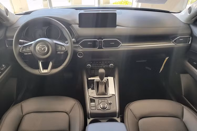 Tại thị trường Bắc Mỹ, Mazda còn có phiên bản máy xăng 2.5L tăng áp cho công suất 250 mã lực và mô-men xoắn cực đại 435Nm. Nội thất xe Mazda CX-5 2022 được tinh chỉnh nhẹ nhàng, không thay đổi qua nhiều về thiết kế.
