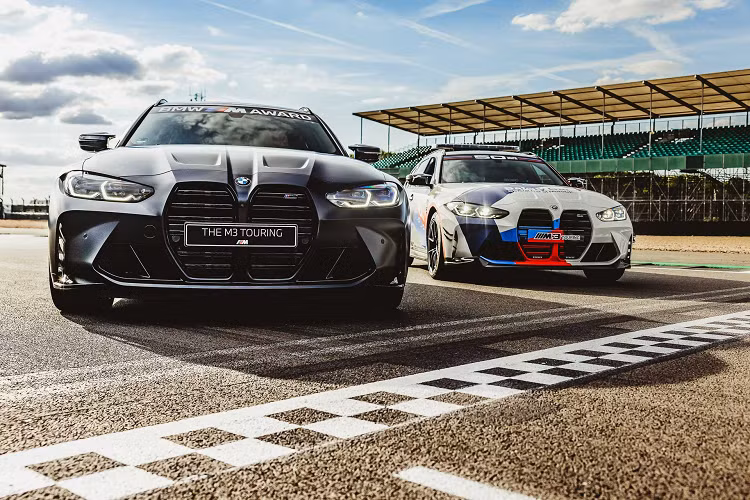 Chiếc xe quà tặng màu Frozen Black M3 Touring sẽ tham gia cùng với chiếc BMW M3 Touring MotoGP Safety Car chính thức cùng ra mắt đường đua vào cuối tuần này. Người chiến thắng sẽ nhận được chiếc xe quà tặng vào cuối mùa giải trong khi các đợt giao hàng đầu tiên của mẫu xe này tới những khách hàng khác được lên lịch vào tháng 11.
