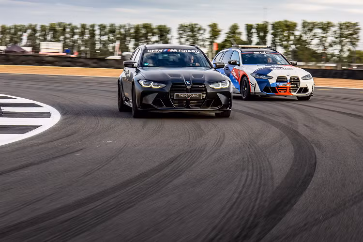 Giải thưởng BMW M năm nay dành cho tay đua MotoGP có kết quả vòng loại tốt nhất. Người chiến thắng năm 2022 sẽ được tặng chiếc BMW M3 Touring thương mại đầu tiên, dự kiến sẽ được giới thiệu vào cuối tuần này tại Silverstone. Chiếc BMW M3 Competition Touring 2023 đầu tiên xuất xưởng được sơn màu Frozen Black, khoang nội thất được bọc da Merino và da màu đen Black cho ghế thể thao M.