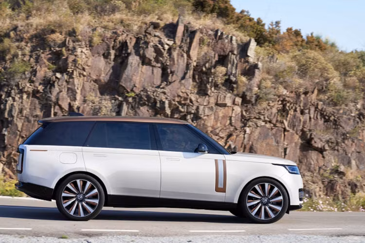 Mẫu xe Range Rover SV LWB P530 mới có giá tiêu chuẩn dự kiến từ 23.859.000.000* đồng cho phiên bản trục cơ sở kéo dài (LWB) tại thị trường Việt Nam và sẵn sàng nhận đơn đặt hàng từ khách hàng kể từ hôm nay.