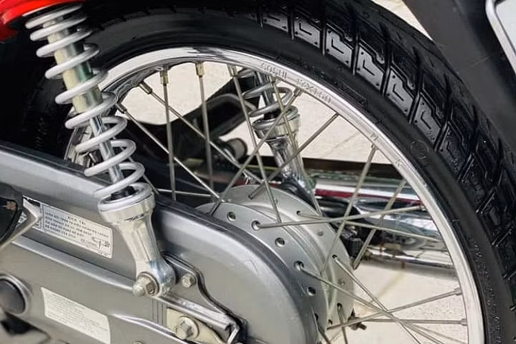 Honda Future Neo Fi 2010 trang bị động cơ xylanh đơn 125cc, đi kèm là hệ thống phun xăng điện tử Fi giúp tiết kiệm nhiên liệu. Phần đầu xy lanh của xe vẫn còn sạch sẽ, khô ráo, không có dấu hiệu chảy dầu