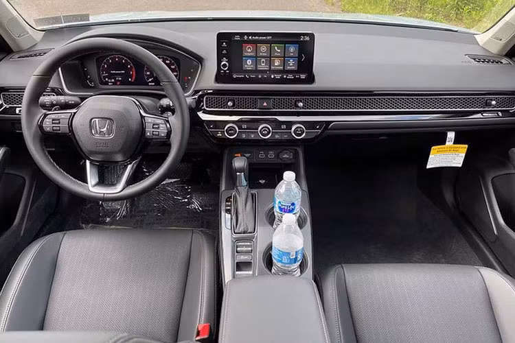 Nếu Honda Civic 2022 tại Việt Nam có trang bị tương tự với Thái Lan thì người tiêu dùng trong nước sẽ được tận hưởng sự thoải mái, tiện nghi với thẻ thông minh thay cho chìa khóa truyền thống, màn hình giải trí trung tâm 9 inch, đồng hồ kỹ thuật số 10,2 inch, dàn âm thanh 8 loa, sạc không dây,…