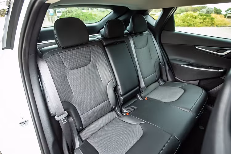 Hai phiên bản GT-Line có sự khác biệt về hệ dẫn động và số lượng mô tơ điện. Kia EV6 GT-Line bản RWD có cùng hệ thống truyền động với bản tiêu chuẩn Air nhưng xe được trang bị vành 20 inch, phạm vi di chuyển giảm xuống 504 km và giá bán là 74.990 AUD, tương đương 53.789 USD. 