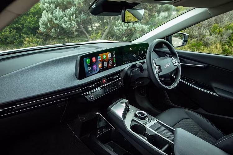 Hai mẫu xe EV6 GT-Line có thêm nhiều tính năng, trang bị hiện đại như vành 20 inch, tay nắm cửa gập tự động, ghế trước có sưởi, làm mát, cốp đóng, mở điện, hệ thống âm thanh cao cấp Meridian 14 loa, màn hình Head-Up thực tế tăng cường, Hỗ trợ đỗ xe thông minh từ xa, camera quan sát xung quanh 360 độ với chế độ 3D và màn hình quan sát điểm mù. 