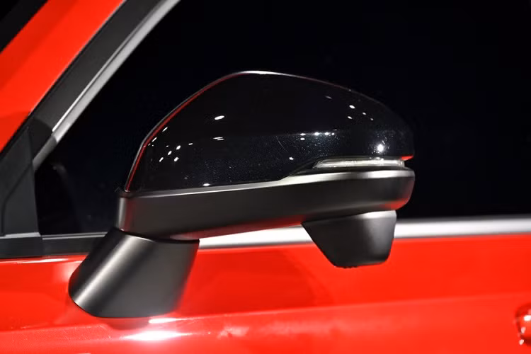 Ở bên sườn, Honda HR-V e:HEV Modulo X có thêm nẹp mạ crôm dưới cửa, nối giữa 2 hốc bánh trước/sau, và ốp gương ngoại thất màu đen bóng, tương phản với thân xe. Nằm bên trong hốc bánh là bộ vành hợp kim có đường kính 18 inch dành riêng cho xe.