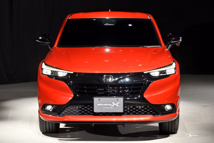 Hãng Honda cho biết, HR-V thế hệ mới đã chiếm được cảm tình của nhiều khách hàng trẻ tại Nhật Bản. Tuy nhiên, những người yêu thích xe Honda xưa cũ lại không thực sự mặn mà với HR-V mới. Do đó, Honda HR-V e:HEV Modulo X được ra đời để chiều lòng những khách hàng này.