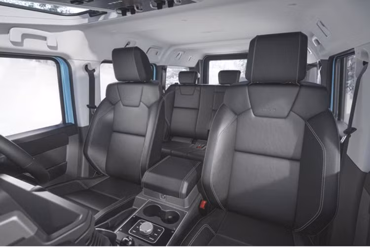 Nội thất của chiếc SUV Ineos Grenadier địa hình đi theo phong cách tối giản nhằm tối ưu hóa không gian cho chiếc xe. Bảng điều khiển được thiết kế dưới dạng núm xoay đẹp mắt. Cửa gió điều hòa thiết kế dạng cổ điển. Xe được trang bị màn hình thông tin giải trí 12,3 inch, núm xoay i-Drive và kết nối Apple CarPlay cùng Android Auto.