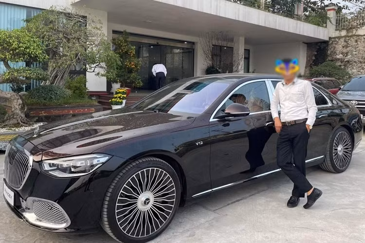 Cứ gần đến Tết Nguyên đán là các đại gia Việt lại xuống tiền để sắm xe đắt tiền du Xuân, trong đó, mới đây nhất, ông chủ của một công ty gạch men ở tỉnh Phú Thọ đã gây choáng nhiều người khi tậu chiếc xe siêu sang Mercedes-Maybach S680 2022 mới. Đây được cho là 1 trong số rất ít xe Mercedes-Maybach S680 đang có mặt tại dải đất hình chữ S.