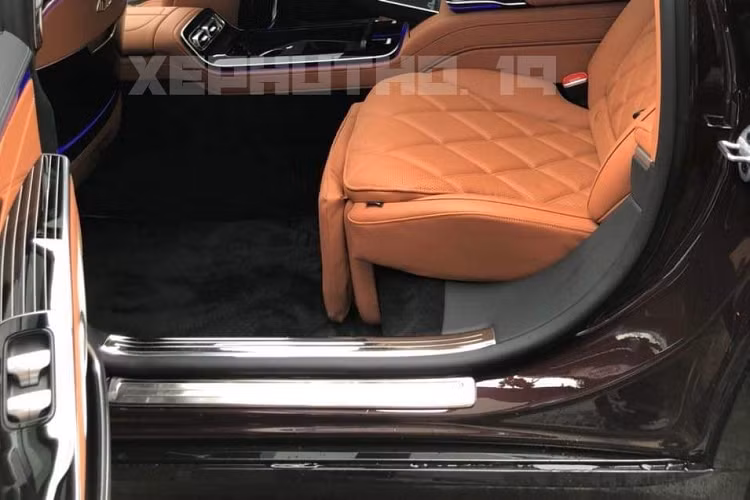 Nhìn bên ngoài màu sơn của xe Mercedes-Maybach S680 2022 mới về tỉnh Phú Thọ sẽ thấy xe có nửa thân dưới sơn màu đen và nửa thân trên là màu đỏ bầm, đây là bộ áo rất quen thuộc của dòng xe SUV siêu sang Mercedes-Maybach GLS 600 4Matic đã có trên 80 xe về dải đất hình chữ S này theo diện chỉnh hãng cũng như nhập khẩu tư nhân.