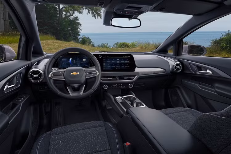 Riêng phiên bản RS thể thao của Chevrolet Equinox EV 2024 sẽ những chi tiết ngoại thất màu đen như đầu xe và nóc. Trong khi đó, bản 2LT đi kèm nóc màu trắng tương phản.