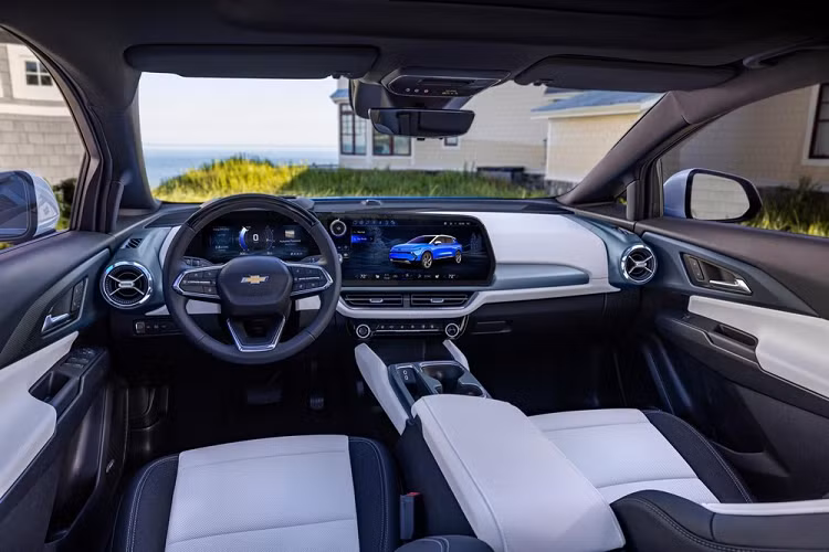 Gây ấn tượng không kém là thiết kế nội thất mang đậm hơi thở hiện đại của Chevrolet Equinox EV mới. Ở bản 1LT tiêu chuẩn, xe sẽ được trang bị những chi tiết ốp nội thất bằng kim loại, cửa gió điều hòa hình tròn, ghế bọc nỉ, nhiều khu vực bằng nhựa cứng, bảng đồng hồ kỹ thuật số với màn hình 11 inch, màn hình cảm ứng trung tâm cũng 11 inch và khoang hành lý có thể tích 1.614 lít. Đáng tiếc là mẫu xe điện này không có khoang hành lý dưới nắp ca-pô.