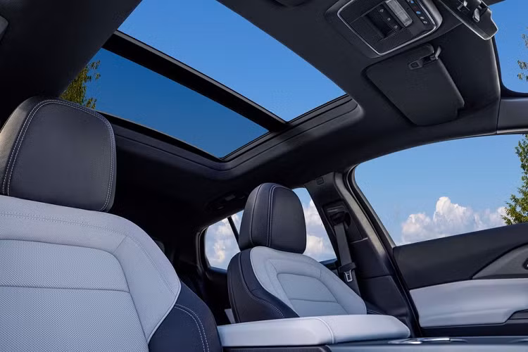 Hiện Chevrolet chưa công bố thông số kỹ thuật cụ thể của mẫu ôtô điện mới. Chỉ biết rằng Chevrolet Equinox EV 2024 sẽ có nhiều hệ truyền động cho người mua lựa chọn. Trong đó, bản 1LT tiêu chuẩn sẽ có cả phiên bản với phạm vi di chuyển ngắn (Standard Range) và dài (Extended Range), hệ dẫn động 1 cầu hoặc 2 cầu.