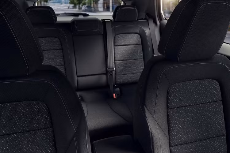 Phía sau Chevrolet Equinox EV 2024 xuất hiện cụm đèn hậu thanh mảnh và nối liền với nhau. Dù được trang bị cánh gió mui nhưng xe vẫn có thêm một cánh gió nhỏ nằm ngay phía trên đèn hậu.